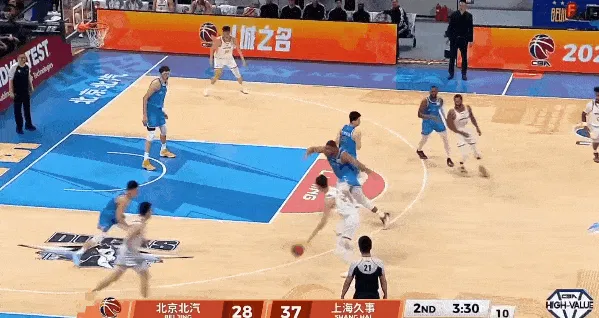 新葡京娱乐-王哲林持球突破急停跳投命中,上海第二节领先北京11分